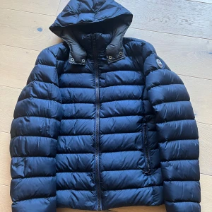 Mörkblå dunjacka från Colmar - Säljer nu en riktigt fet jacka ifrån Colmar! Jackan är i toppskick utan några defekter, ända defekten är att lilla loggan där ner på ryggen har tappat lite av den vita gummin som sitter där. Annars är jackan i toppskick. Den passar perfekt nu till sena hösten/vintern. Det är bara skriva om du undrar något!