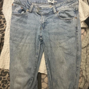 Levis 517 ljusblå jeans - Ljusblå jeans med klassisk. Jeansen har bälteshällor, knapp och dragkedja framtill samt subtila slitningar för en avslappnad look. Perfekt för dig som gillar retrostil och tidlös denim.