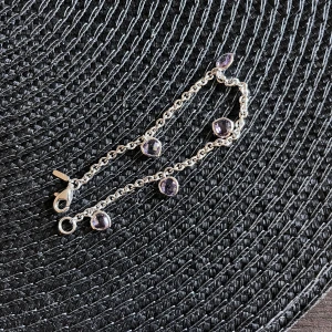 Nytt armband  - Nytt silver armband med ljuslila hjärtan. Se alla bilder för mått. Kan ej garantera att det är silver rakt igenom, men pläterat i silver är de i alla fall.