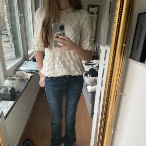 En fin trekvarts blus från från Levǝtē ROOM💕 - Säljer en jätte söt trekvarts blus från Levǝtē ROOM! Jätte fint skick, använd en gång, jätte gulligt mönster, luftig och skön! Passar jätte bra om du vill piffa upp en simpel outfit!Diskuterar järna pris💞