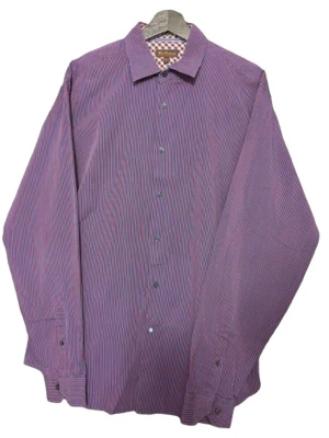 Randig skjorta från Ben Sherman  - Snygg skjorta från Ben Sherman i storlek L med smala vertikala ränder i blått, rött och vitt. Insidan av kragen har ett rutigt mönster i samma färger. Skjortan har klassisk krage, långa ärmar och knappar framtill. Perfekt för dig som gillar stilrena detaljer och färg.