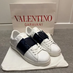 Valentino opens  - Tja! Säljer nu dessa stilrena navy Valentino Opens. Storleken är 43 och men passar även 44 eller 42. Säljer dem då de inte var min stil, endast använda ett fåtal gånger men dem e tvättade så dem är i nyskick. Perfekt vintersko för dig som inte vill glida runt me mocka skor nu i vinter. Skickas inom 24h. Tveka ej att höra av dig vid frågor eller funderingar, priset ej hugget i sten! 😎