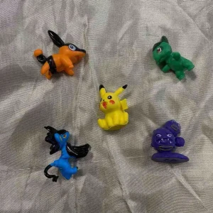 Pokemon Figurer / Leksaker Pikachu  - Samling med 20 färgglada Pokemon-figurer i plast, inklusive Pikachu, Machamp, Hypno och fler favoriter. Figurerna är i varierande skick med mindre färgslitage på vissa. Perfekt för samlare eller lek! Säljs som paket.  25kr/ bild/ 5st 