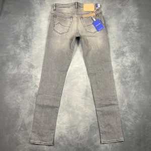 Jacob Cohën ”BARD” Jeans - Skick: 10/10, helt nya med tags. | Ingår: Allt OG. | Nypris: +- 5500 SEK. | Mått: Midja ~ 39 cm. Ytterlängd ~ 107 cm. Innerlängd ~ 81 cm. Benöppning ~ 16 cm.