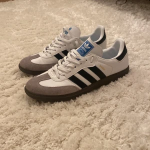 Adidas Samba sneakers vit/svart - Tjena! Jag säljer nu mina sprillans nya Adidas sambas för ett riktigt bra pris. Detta eftersom att dom inte passade mig tyvär. Skorna är helt nya. Hör av er vid frågor!