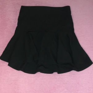 Svart kjol från gina tricot  - Jättesnygg svart kjol. Aldrig använt. Väldigt bra skick, super söt o snygg och passar perfekt för alla. 