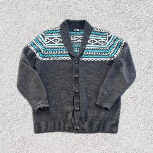 Unik stickad cardigan - Fint skick. Pris endast 199