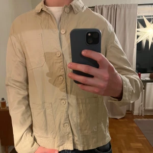 Beige Dobber Overshirt  - Säljer denna sjukt snygga Overshirten från Dobber⭐️ Färgen är beige och storleken är M✅ Den har inga defekter och skicket är utomordentligt🙌🤝 Sjukt najs passform och passar perfekt till hösten🍁🙌 Tveka inte på att höra av er dig vid minsta fråga eller fundering😊