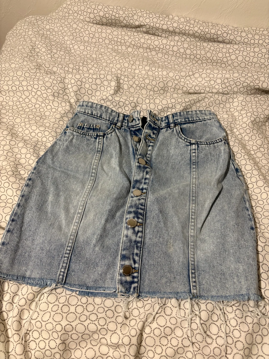 Blå jeanskjol med knappar