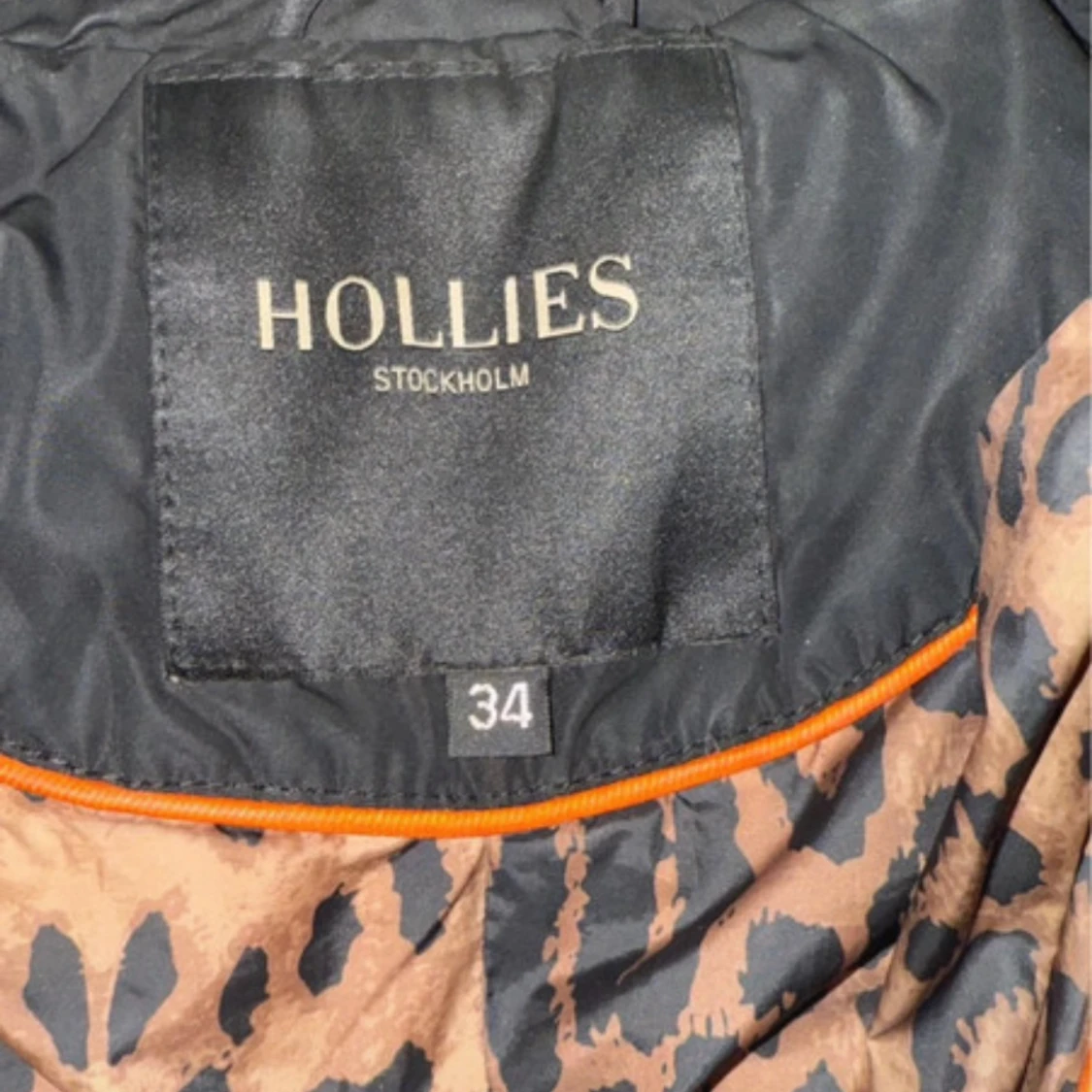 Svart pufferjacka med päls från Hollies - 2