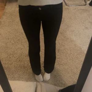 Svarta bootcut jeans med låg midja  - Svarta lågmidjade bootcut jeans från only, nästan oanvända