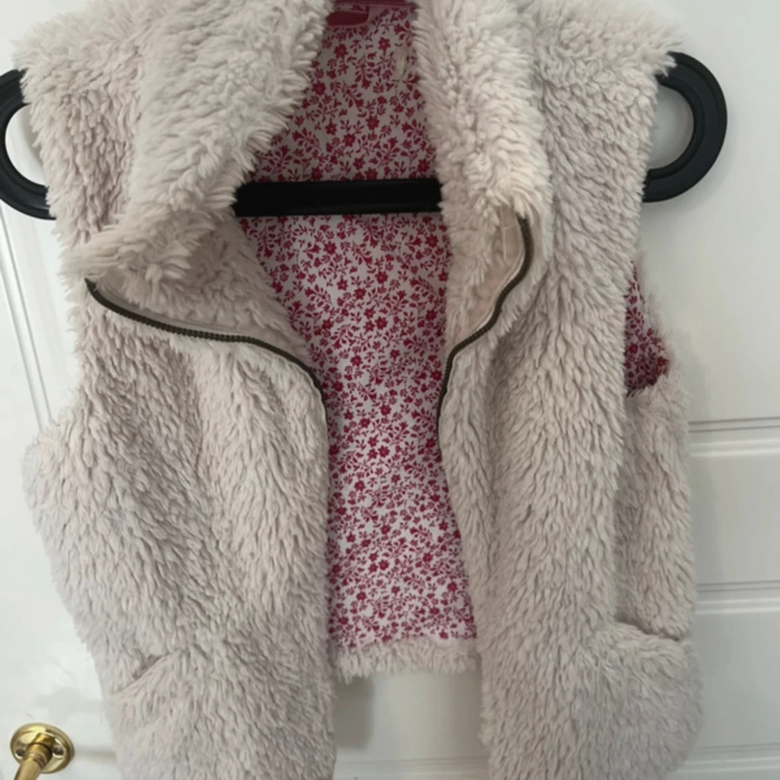 Beige fluffig pälsväst  - 2