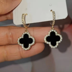 Guld klöver hoops örhängen - Nya jättefina timeless örhängen. Skickas med en liten present påse ✨ Material Sterling silver 925