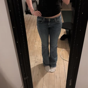 Jeans - Dessa jeans är lågmidjade-midwaist och bootcut och är i ett fint skick, har använt de kanske 2-5 gånger. De har knappar på bakfickorna❤️