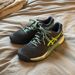 Padel skor - Padel skor från asics. Snygga och funkar för tennis och många andra sporter. Rengörs innan de skickas.