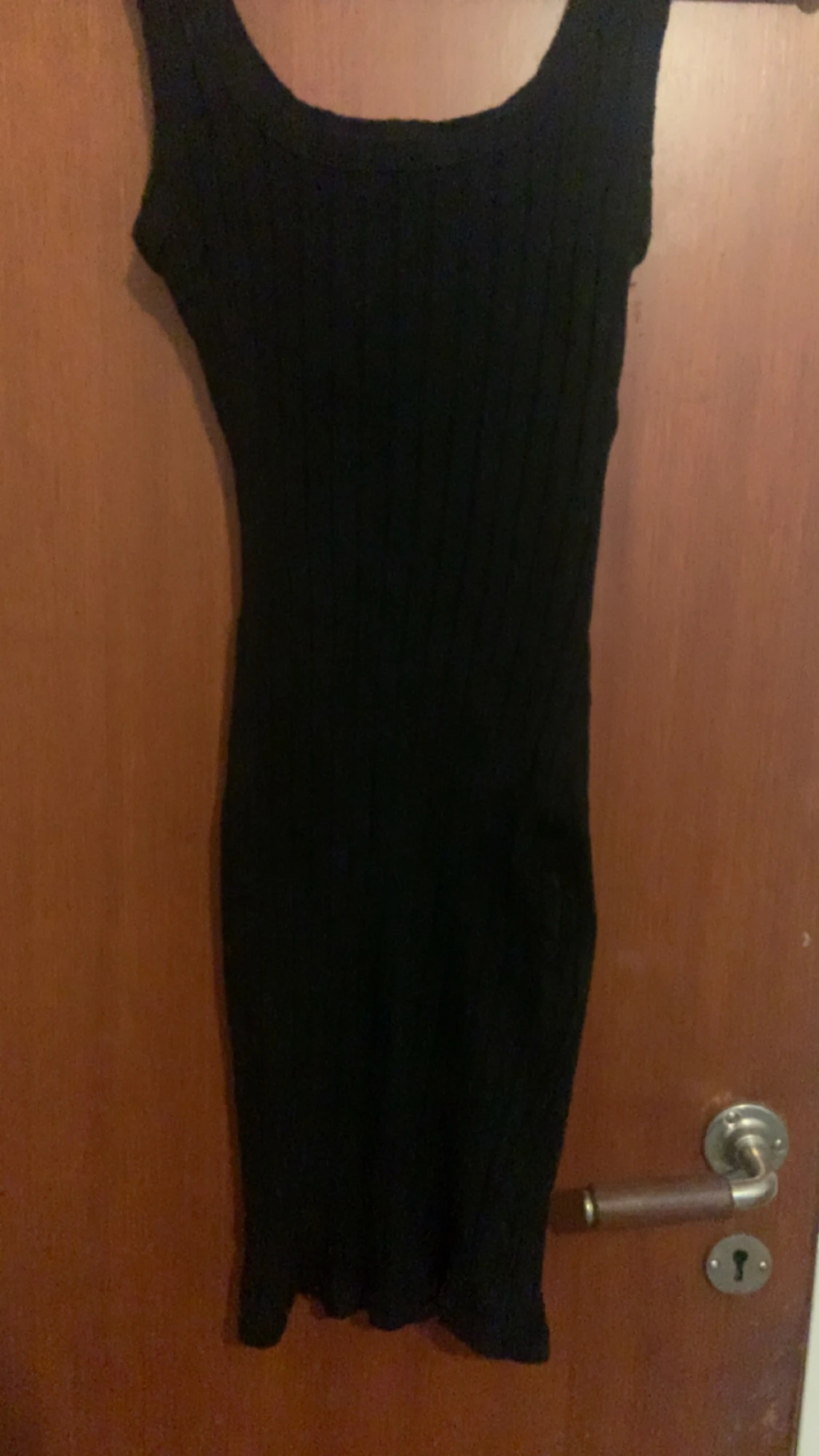 Svart ribbad ärmlös klänning