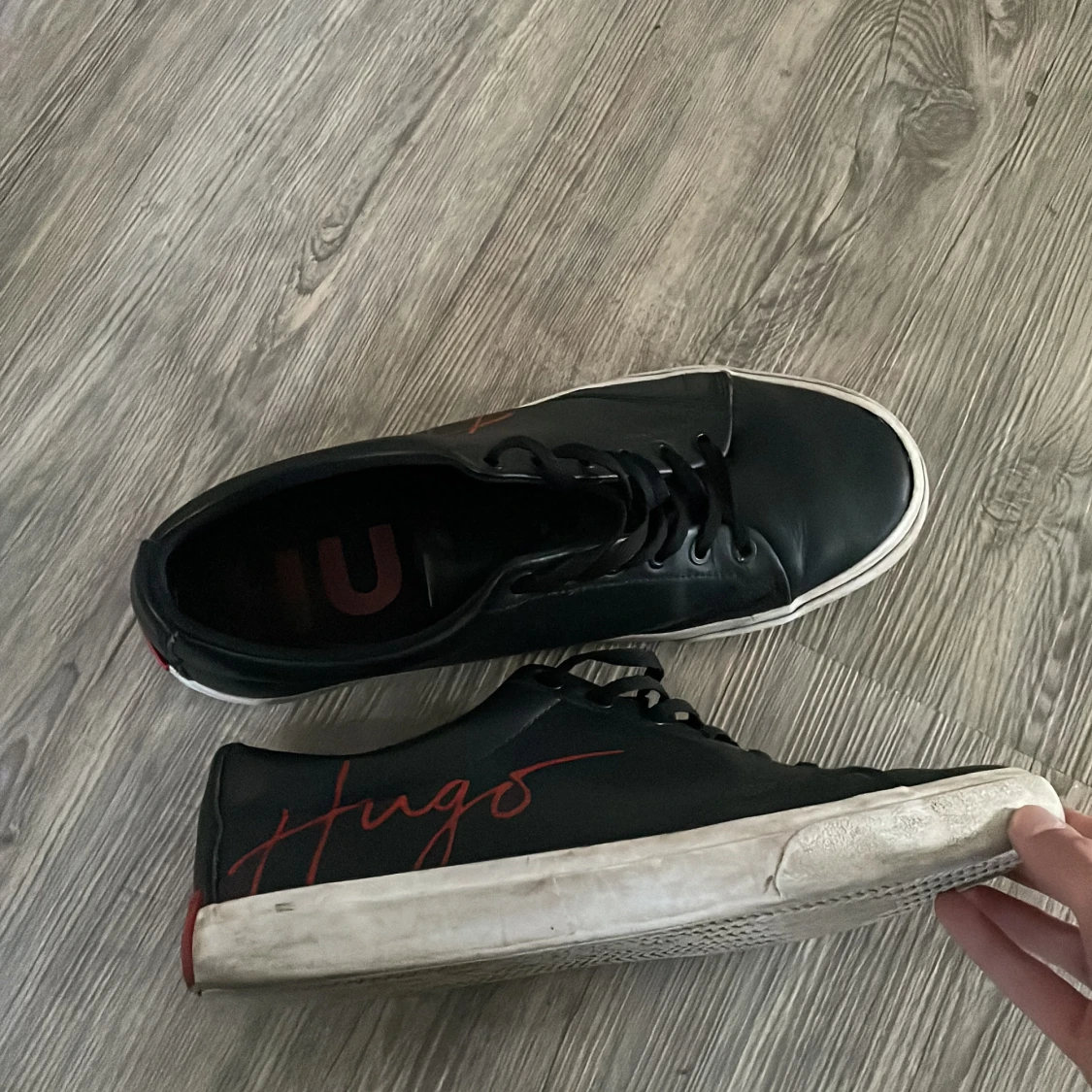 Svarta Hugo sneakers med röd logga