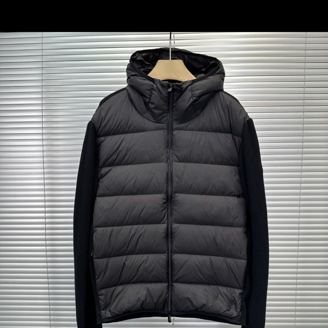 Svart Moncler pufferjacka med huva