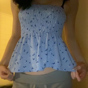 Gina Tricot topp - En blå volangtopp från gina tricot storlek XXS❤️ Kan även användas som kjol 