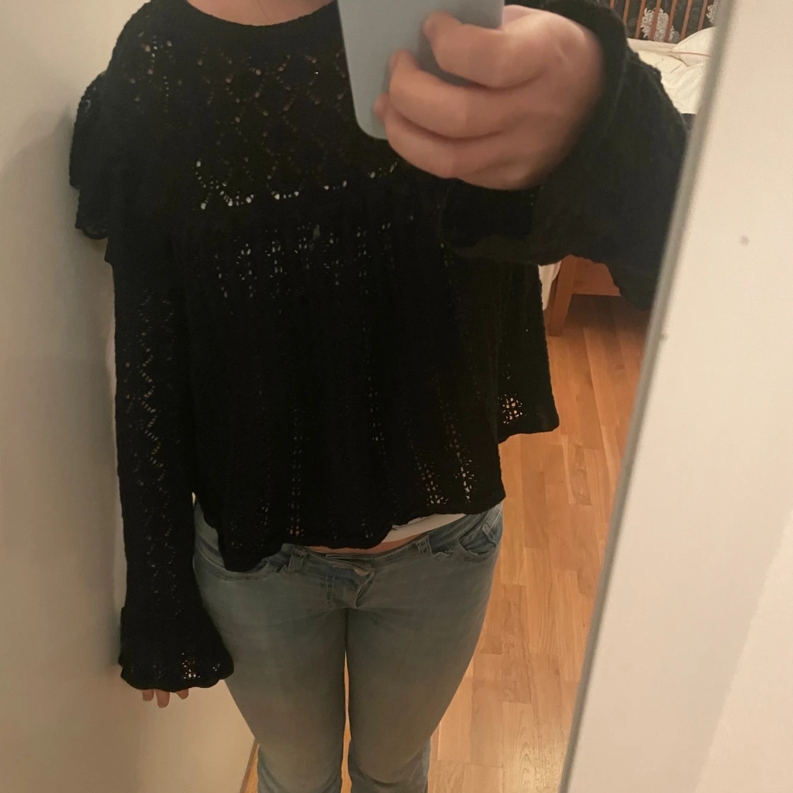 Svart spetsblus med volangdetaljer