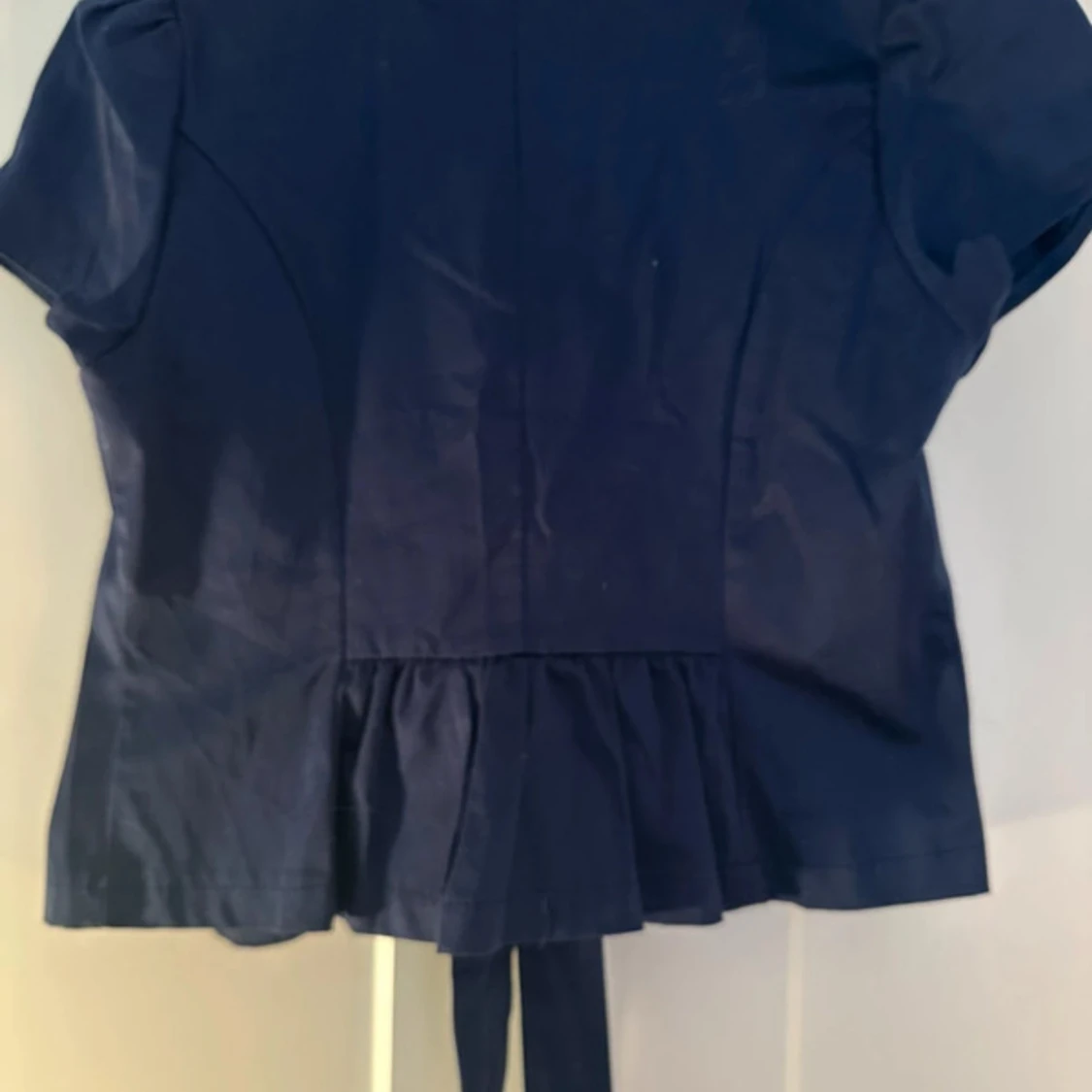 Mörkblå kort kavaj med rosett - 2