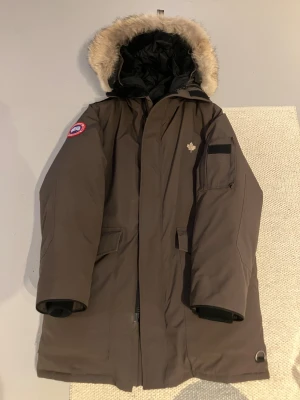 Canada Goose Heli Arctic - Säljer en olivgrön (militär grön) Canada Goose Heli Arctic. Jackan är i mycket bra, använd ett fåtal gånger. Nu söker denna jacka en ny ägare. Storleken XS är mer som S liten M. Avtagbar pälskrage. Mer bilder kan skickas.