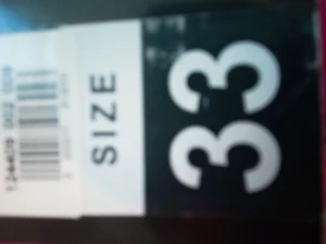 Vita och rosa skridskor storlek 33 - Säljer ett par coola skridskor i vitt och rosa med grå insida. De har justerbara spännen i metall och plast för perfekt passform. Skridskorna har en snygg design med detaljer i rosa och är perfekta för dig som vill sticka ut på isen.