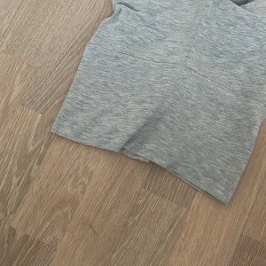 Grå midwaist shorts i bomull - Ett par yoga pants ifrån Gina tricot i storlek 134/140 lite lite noppiga 