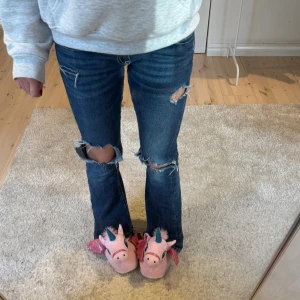 Blå bootcut jeans med slitningar - Sjukt snygga jeans med hål, perfekta till hösten🍂