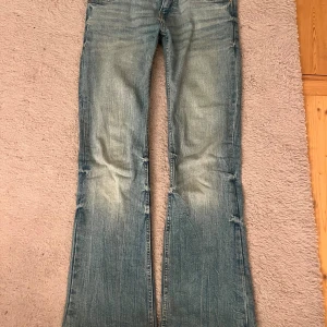 Bootcut jeans från Bershka, blå - Snygga blå bootcut jeans från Bershka i storlek 36 men passar även 34!