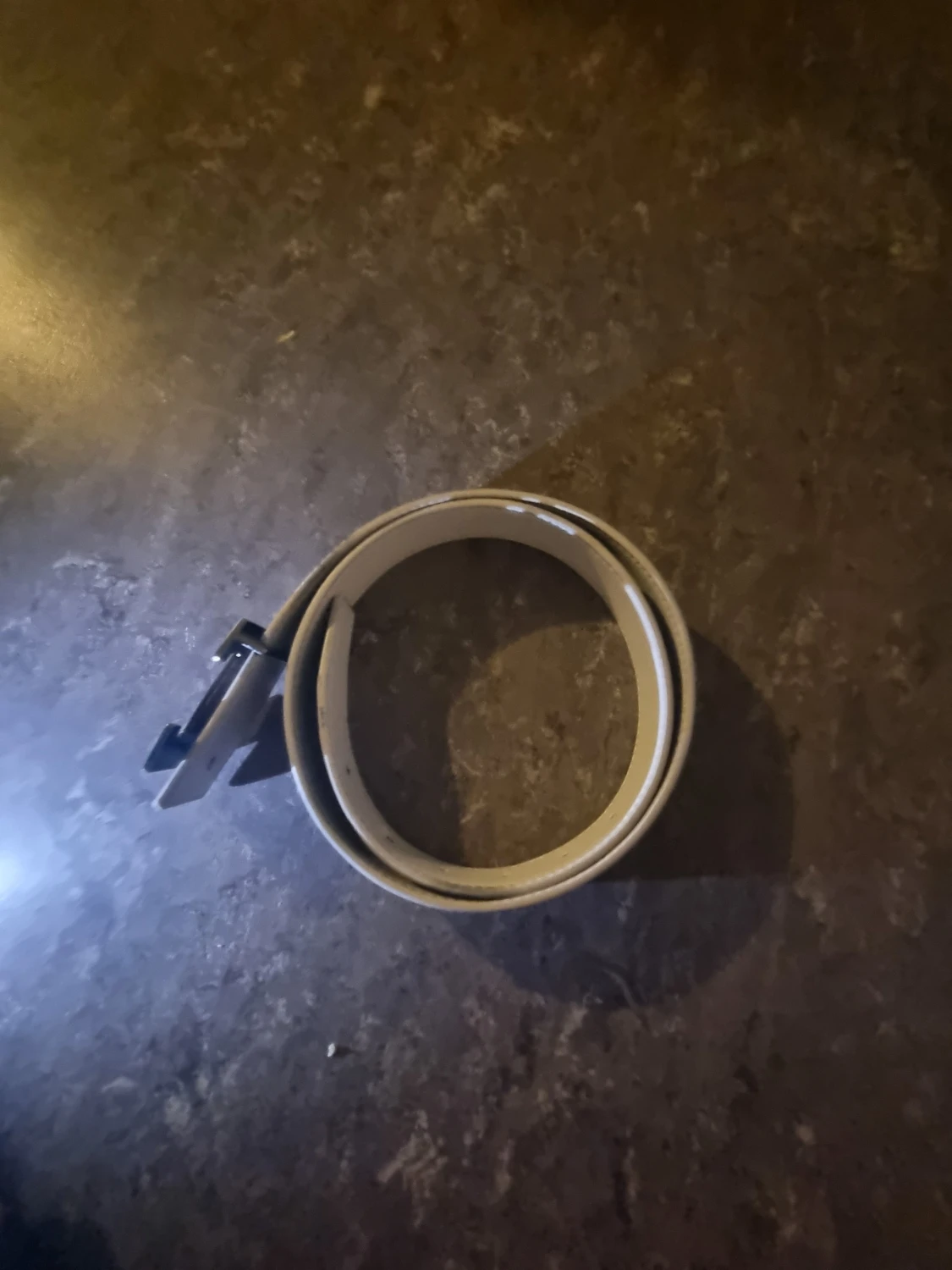 Svart skärp med silvrigt H-spänne