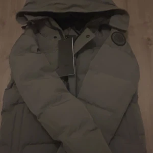 Canada goose - Helt nu säljer jackan för att den är för stor 