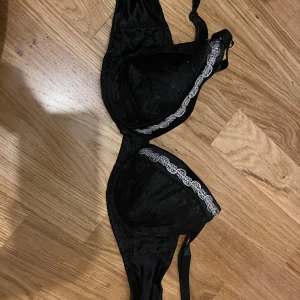 Svart detaljerad bh - spetsdetalj - Snygg svart bh står ingen strl men gissar på A kuppa och lite push up.