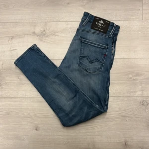 Replay anbass blåa jenas - Hej! Säljer dessa replay anbass jeans//jeansen är i strl W30 L30//mycket bra sick med inga defekter//fråga gärna!🤩
