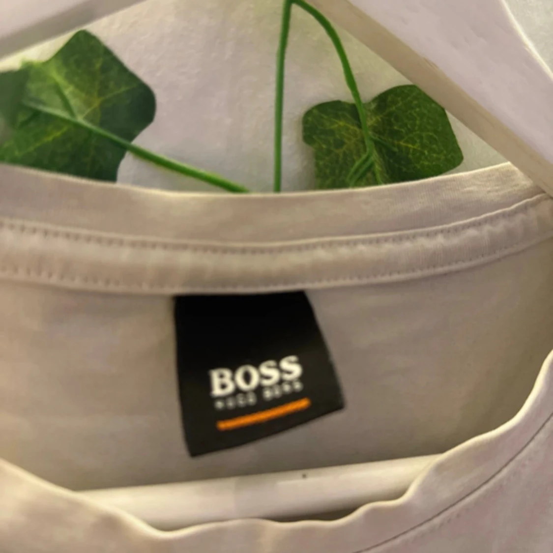 Vit t-shirt från Hugo Boss med guldtryck - 1