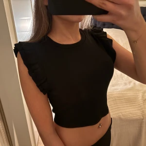 Svart topp från Zara  - svart topp från Zara som ej kommer till användning💕 den är liten i storlek 