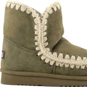 Mou boots / skor i kaki grön mocka med ullfoder - HEELT SLUTAÅLDA !!!! Special importerade från Italien. ENDAST PRÖVADE !!!!! NYPRIS: 2700.    Säljer ett par snygga boots från Mou i kaki grön mocka med dekorativa stickade sömmar i ljus färg. Insidan är fodrad med mjuk ull för extra värme. Perfekt nu när det är kallt. de är sååå varma 🎄🎄💚💚💚👢👢
