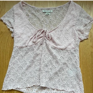 Ljusrosa spetsblus  - Säljer en ljusrosa blus från Urban Outfitters i storlek XL men passar L och M också💕