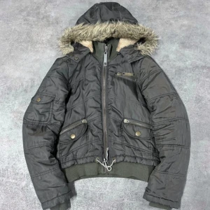  pufferjacka - Säljer denna jackan då den inte kommer till användning, pälsen på luvan har lossnat av så man får själv sy på eller limma fast den då jag inte har tillgång till något av det, jag på bilden är 170