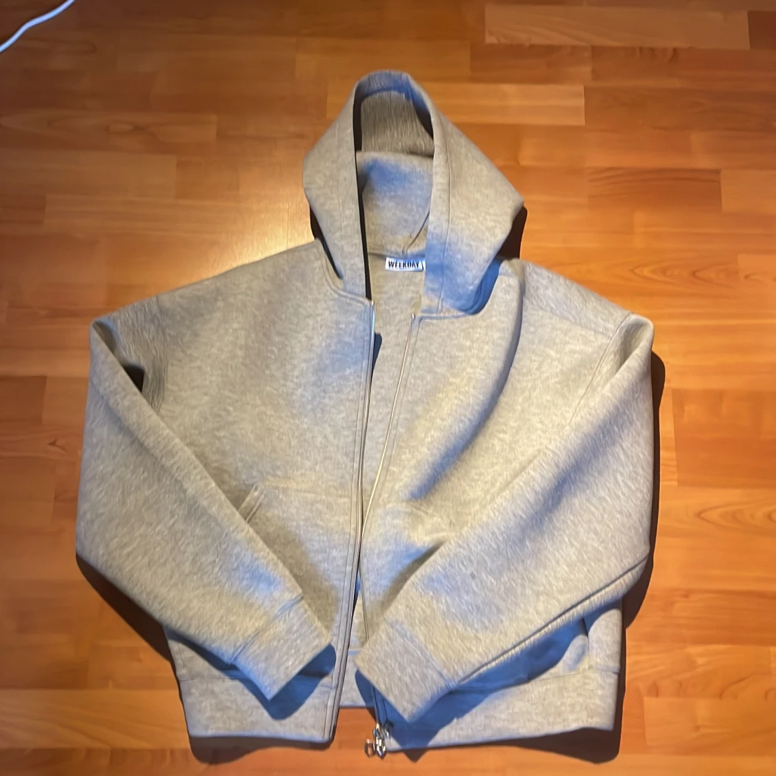 Grå scuba hoodie från Weekday med dragkedja