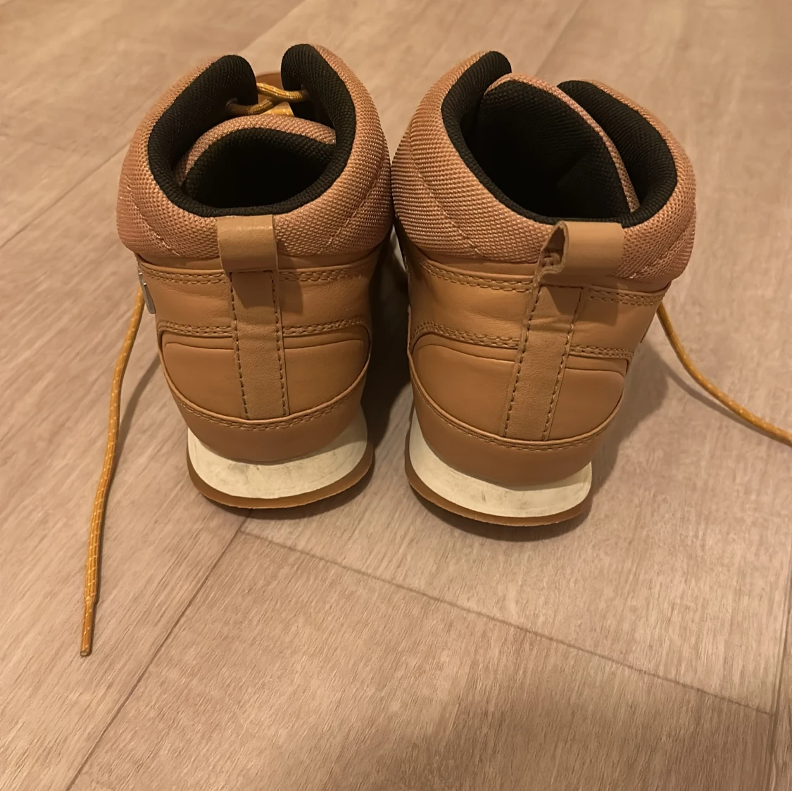 Bruna kängor från Helly Hansen - 1