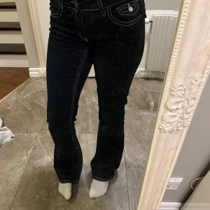 Jeans från Gina tricot  - Super fina mörkblå jeans,har gått upp en söm på bakfickan💕
