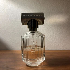 Hugo Boss The Scent EdP 30ml - En stilren parfym från Hugo Boss, The Scent, i 30 ml Eau de Parfum. Hälften kvar