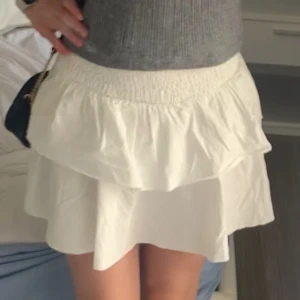 Vit Volangkjol  - Vit Volangkjol från Shein använd en gång men skrynklig. Kan strykas