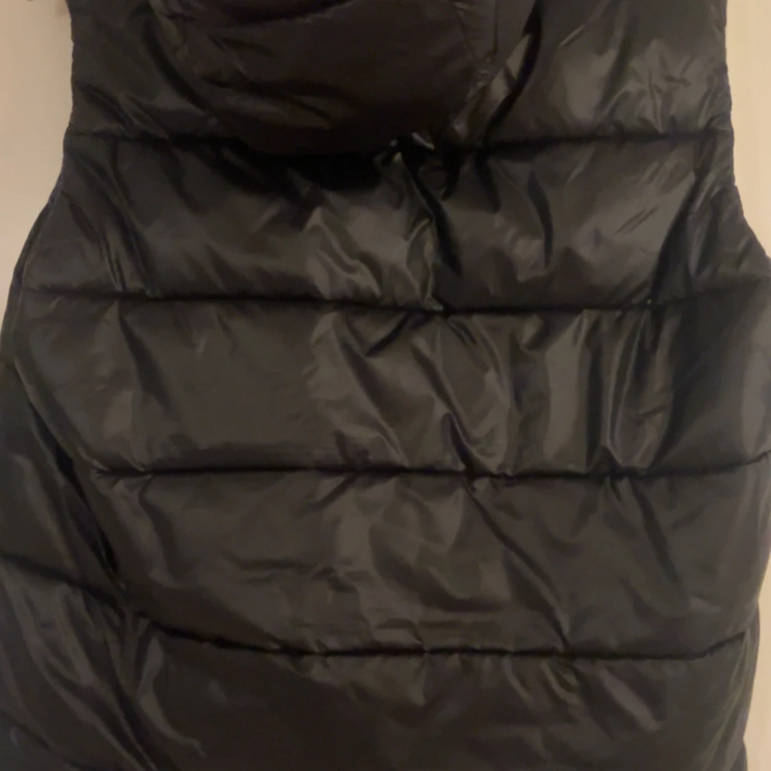 Svart dunväst från Hugo med huva - 2