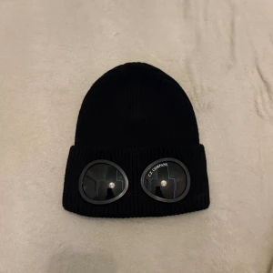 CP Company mössa - Fräsch mössa, oanvänd. Fraktas samma dag.  Kan diskuteras vid snabb affär 💯 