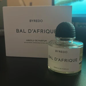 Byredo Bal d'Afrique Absolu 50ml - Byredo Bal d'Afrique Absolu de Parfum 50 ml. Knappt använd skulle tippa på 15 sprut vilket syns på bilden. Pris kan diskuteras vid snabb affär. Doften är unisex, box finns och allt som direkt ifrån butik