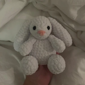 Virkad gosedjurskanin 🐰 - Jättesöt egengjord kanin! 🐰  Kan användas som gosedjur, djurleksak, nyckelring eller bara som prydnad 🤍 Den är 12x15 cm. Jag kan även göra likadana fast större eller mindre, eller i någon annan färg! 