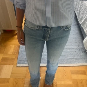 Ljusblå raka jeans från Zara - Säljer ett par ljusblå jeans från Zara  med raka ben och slits. Jeansen har medelhög midja och är tillverkade i mjukt denimtyg som gör dem bekväma. Perfekta till alla tillfällen.