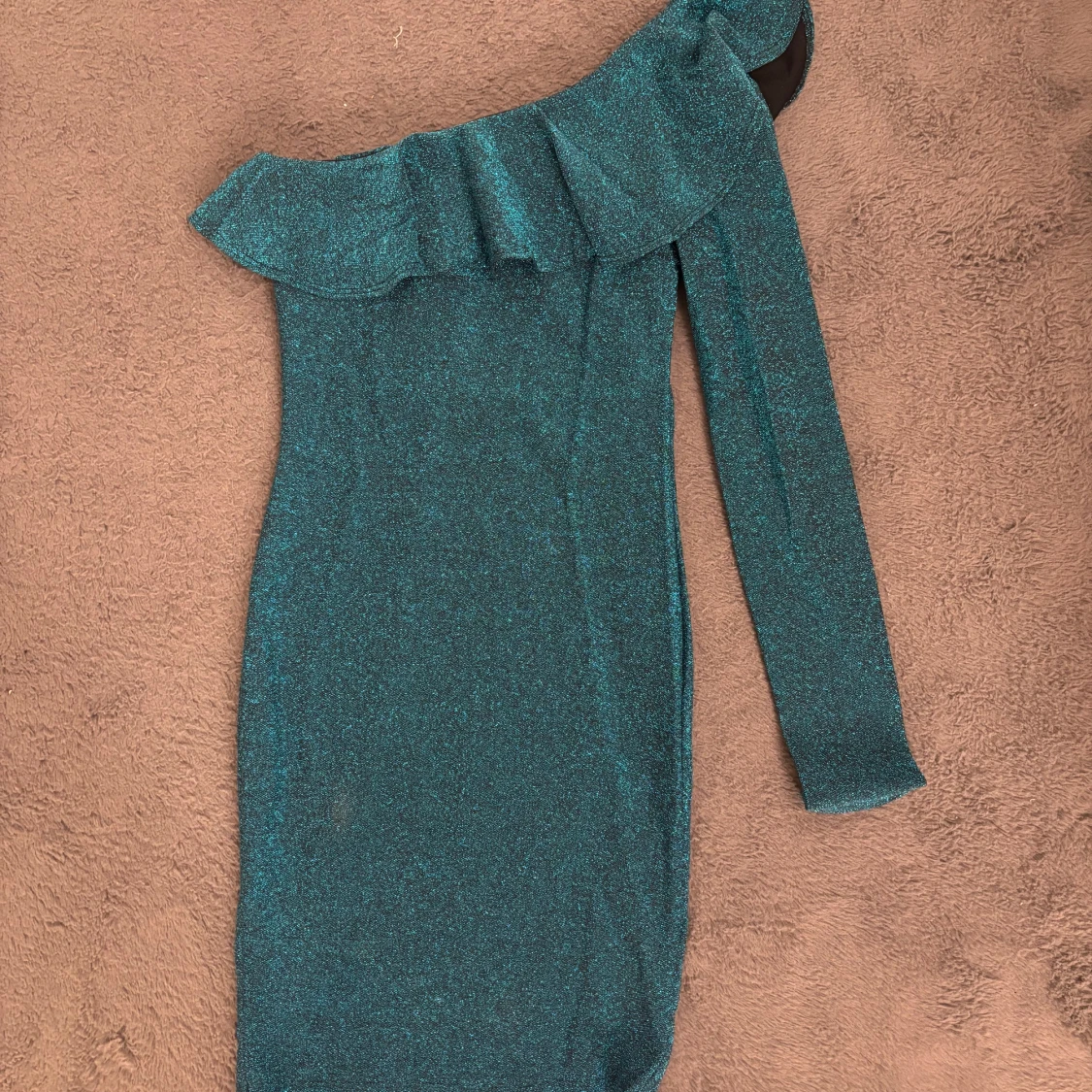 Glittrig grön one shoulder klänning från Nelly